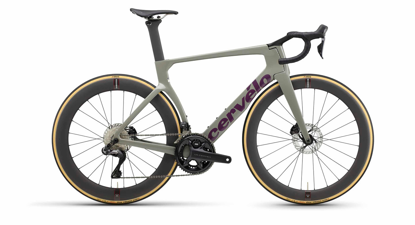 Zwart Cervélo S5 racefiets met aerodynamisch frame en dunne banden, gefotografeerd van voren op een witte achtergrond.