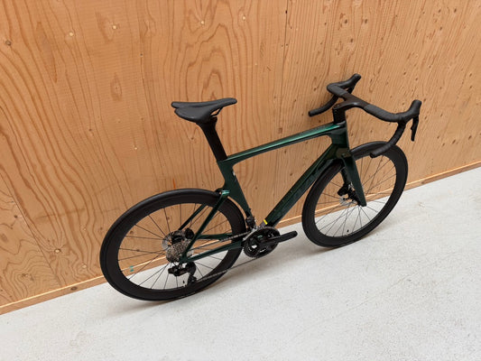 Groene Isaac Meson L racefiets van Vélo Studio met lichte frame en sportieve uitstraling, klaar voor snelle ritten.