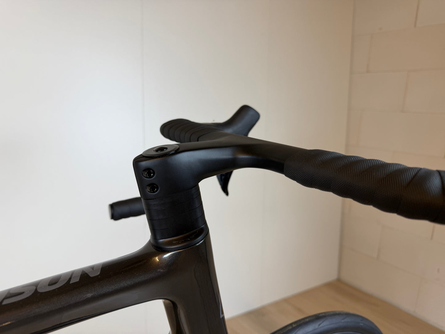 Racefiets Isaac Boson Sonic Silver 2026 L van Vélo Studio, zilverkleurige racefiets met aerodynamisch frame en sportieve uitstraling