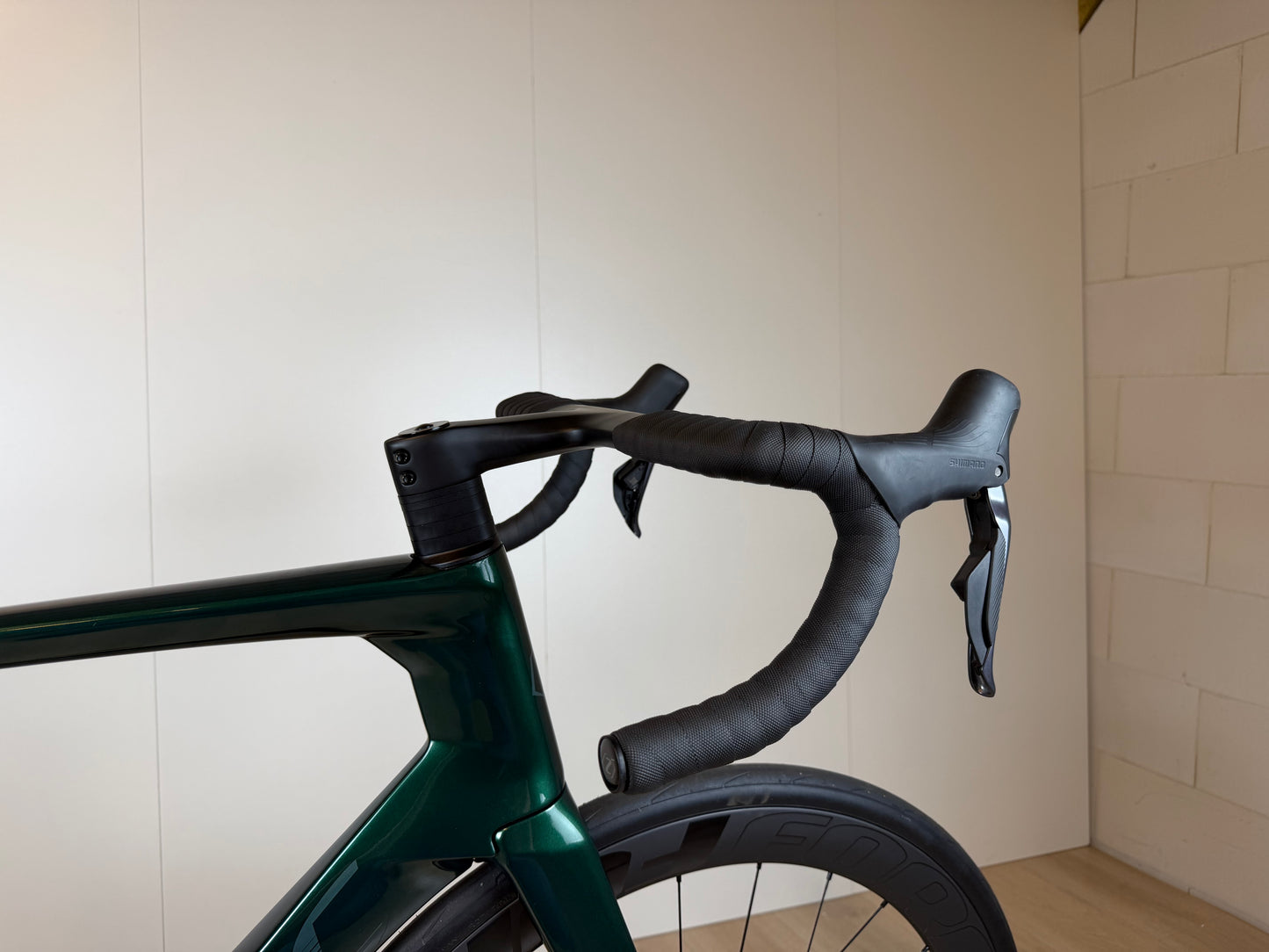 Groene Isaac Meson XL racefiets van Vélo Studio met sportief frame en slanke wielset, klaar voor snelheid en avontuur.