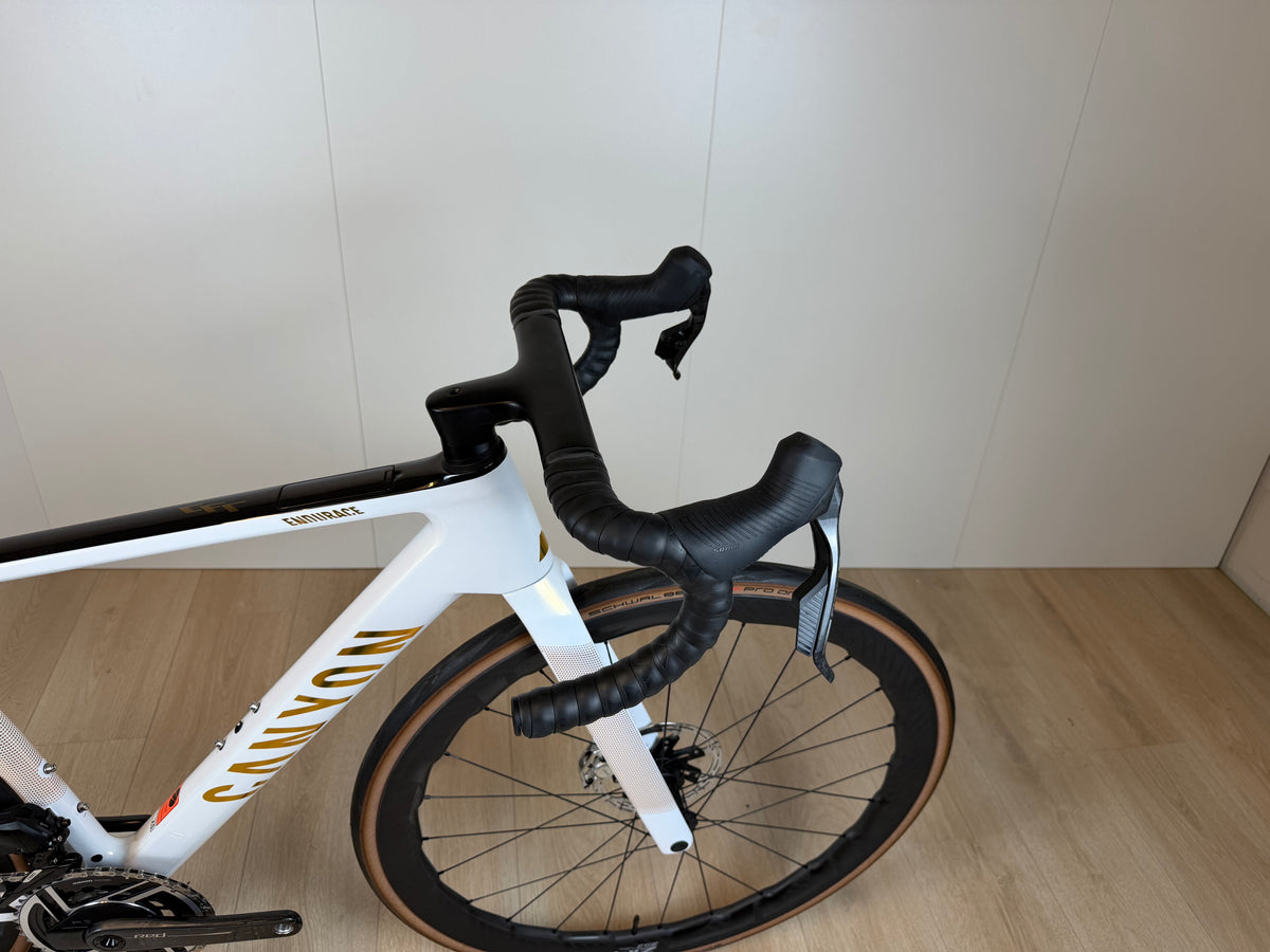 Fietsframe van de Canyon Endurace CFR van Velostudio, zwart met aero-design en lichte carbon constructie.