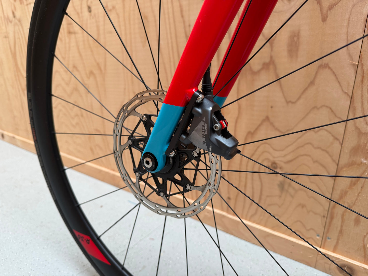 Cube Agree C:62 SLT Force AXS racefiets met carbon frame en elektronische schakeling, zichtbaar in de afbeelding.