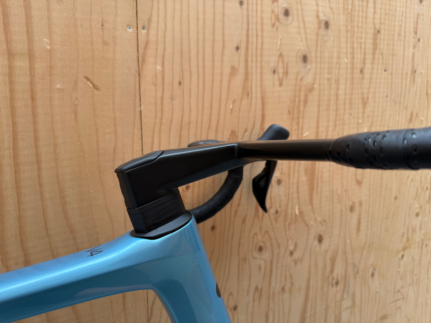 Racefiets Colnago V4 met Shimano 105 Di2 elektrische schakeling en lichte carbon frame, close-up van de fiets.