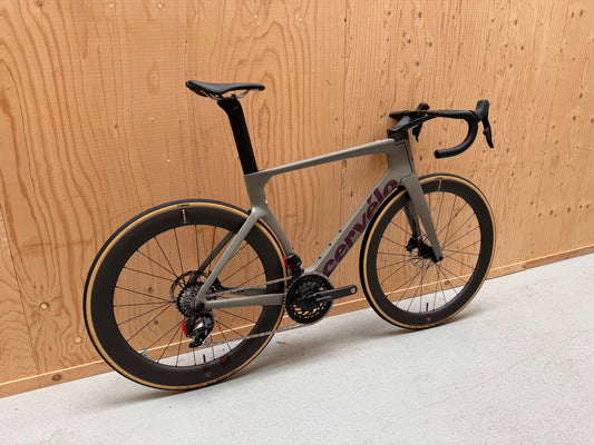 Cervélo S5 racefiets van Velostudio, zwart met opvallende rode accenten, klaar voor snelheid en prestaties op de weg