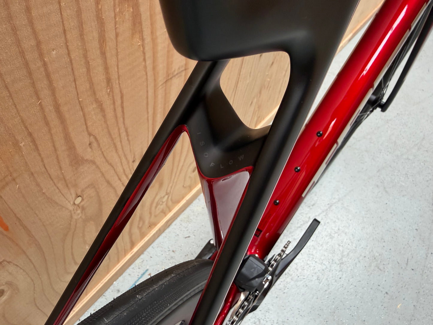 Fiets Trek Madone SL 6 Gen 8 2026 met aerodynamisch frame en racefietsdetails, op een donkere achtergrond zichtbaar