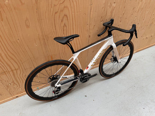 Lichte Canyon Endurace CFR racefiets met aerodynamisch frame en geavanceerde carbon onderdelen, klaar voor wielrennen