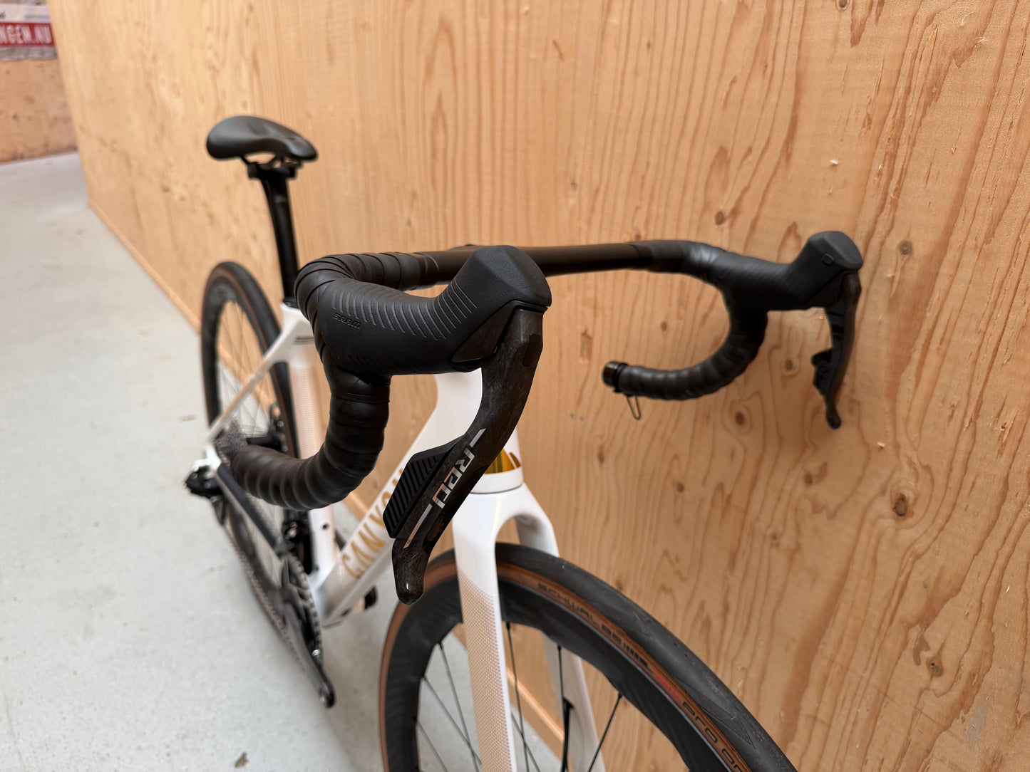Lichte Canyon Endurace CFR racefiets met aerodynamisch frame en zwart-witte kleuren, gepresenteerd door Velostudio.