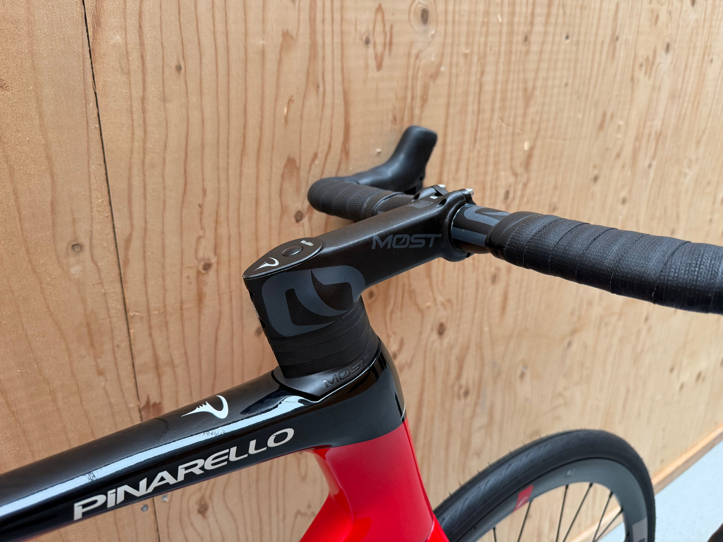 Zwart Pinarello X3 racingfiets met aerodynamisch frame en slanke banden, perfect voor snelle ritten.