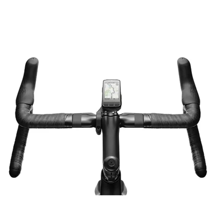 Wahoo Elemtn Bolt fietscomputer met zwart scherm en compacte ontwerp, geplaatst op een fiets voor wielrenners.