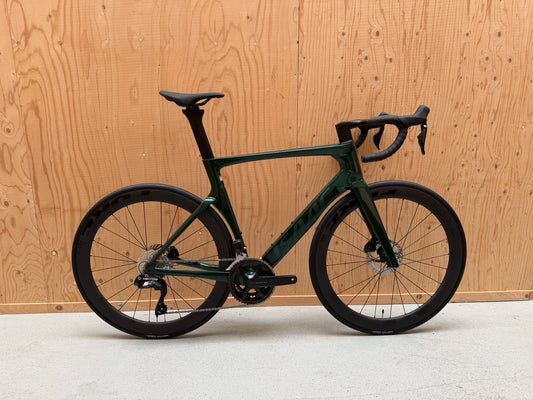 Groene Isaac Meson L racefiets van Vélo Studio, frame en wielen zichtbaar op de afbeelding