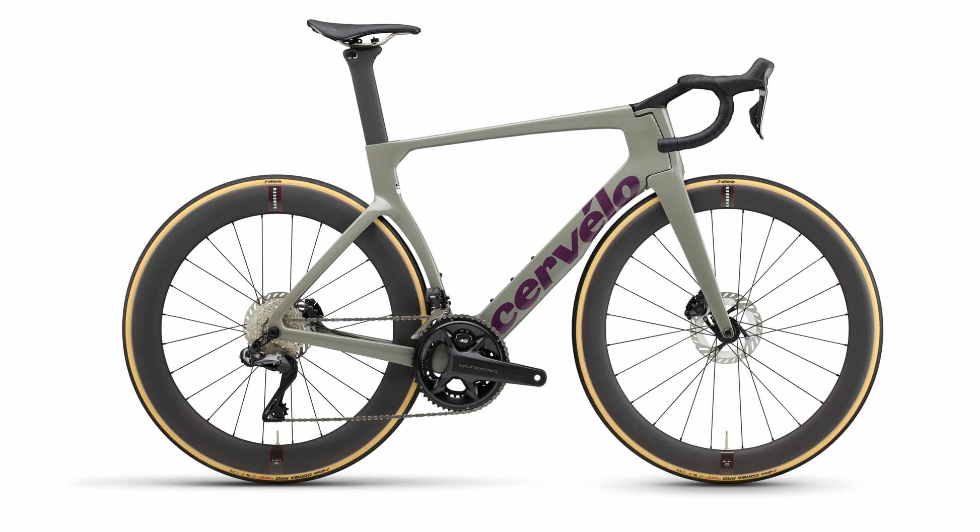 Zwart Cervélo S5 racefiets met aerodynamisch frame en dunne banden, gefotografeerd van voren op een witte achtergrond.