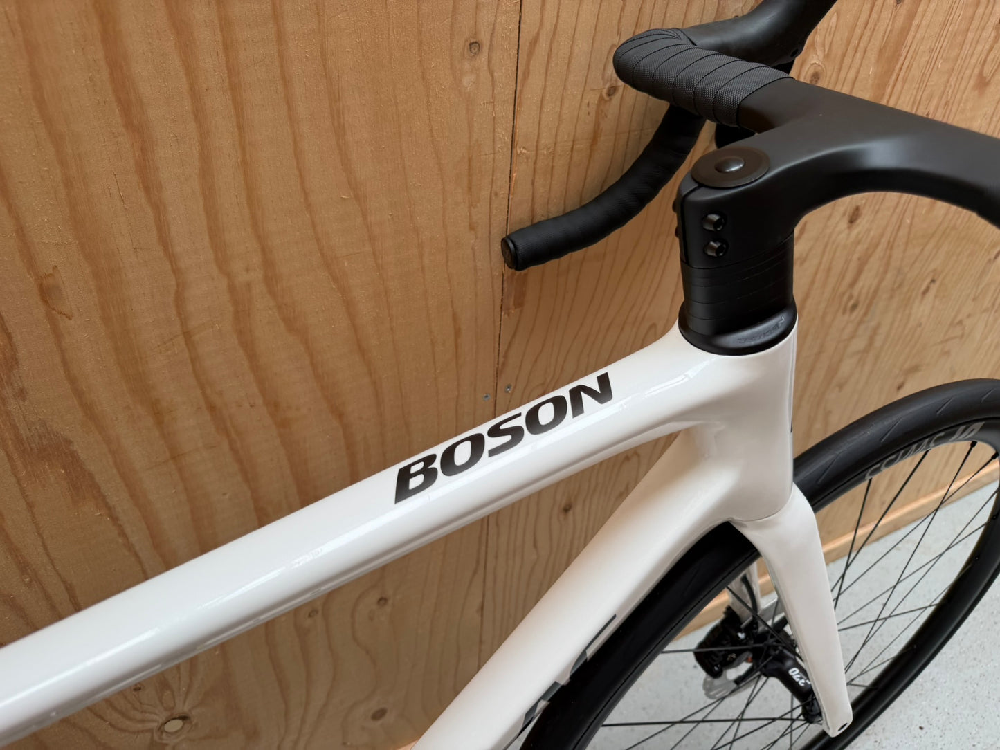 Racefiets Isaac Boson Mineral White 2026 S van Vélo Studio, wit frame en geavanceerde aerodynamische kenmerken.