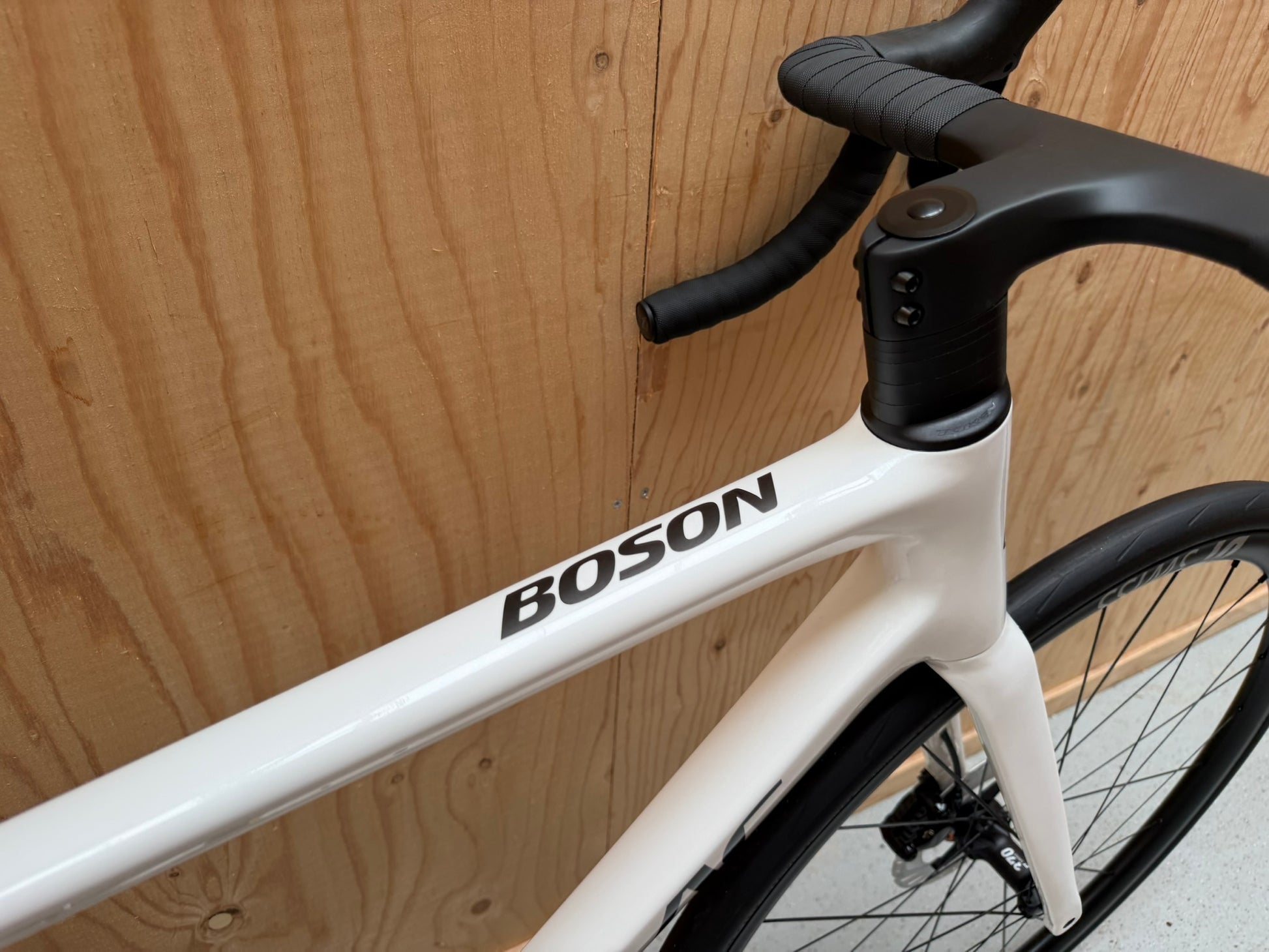 Racefiets Isaac Boson Mineral White 2026 S van Vélo Studio, wit frame en geavanceerde aerodynamische kenmerken.