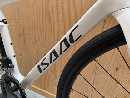 Zwart-witte Isaac Boson Mineral White 2026 S racefiets van Vélo Studio met aerodynamisch frame en racebanden.