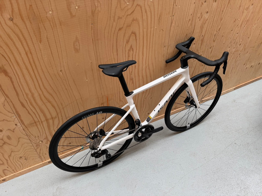 Isaac Boson Mineral White 2026 S racefiets van Vélo Studio met witte frame en aerodynamisch ontwerp, klaar voor snelheid en prestaties