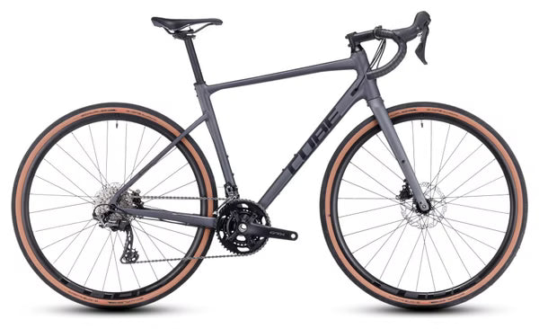 Zwart Cube Nuroad GRX gravelbike met dropstuur en brede banden, Velostudio logo zichtbaar, klaar voor avontuurlijke ritten.