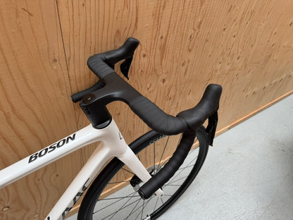 Racefiets Isaac Boson Mineral White 2026 S van Vélo Studio, lichtgewicht racefiets met witte afwerking en aerodynamisch frame.