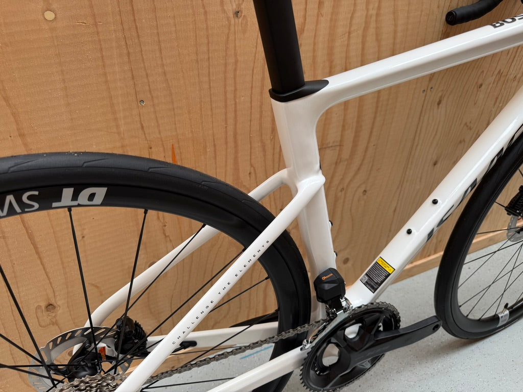 Racefiets Isaac Boson Mineral White 2026 S van Vélo Studio, lage resolutie afbeelding van de witte racefiets in actie.
