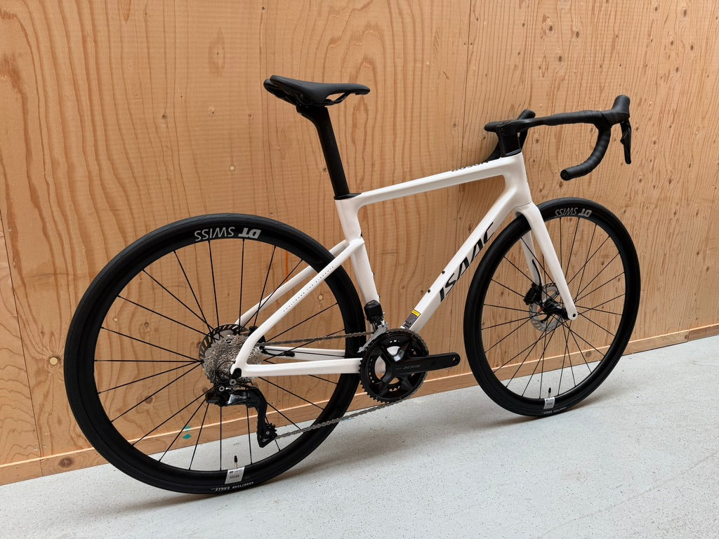 Racefiets Isaac Boson Mineral White 2026 S van Vélo Studio met aerodynamisch frame en racegerichte details, close-up van frame en wielen
