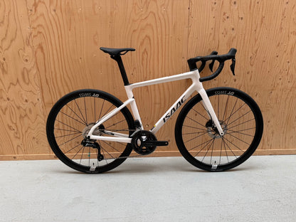 Witte Isaac Boson Mineral White 2026 S racefiets van Vélo Studio, frame en wielenset zichtbaar op de afbeelding