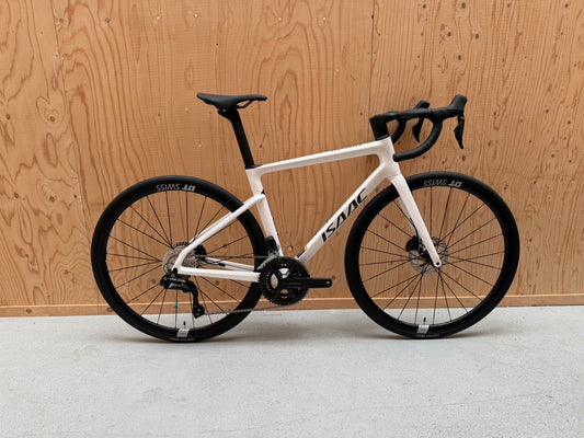 Witte Isaac Boson Mineral White 2026 S racefiets van Vélo Studio, frame en wielenset zichtbaar op de afbeelding
