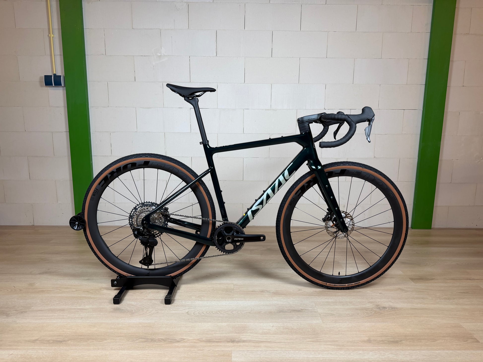Isaac Torus fiets van Vélo Studio met moderne design en zwart frame, zichtbaar in de close-up foto.
