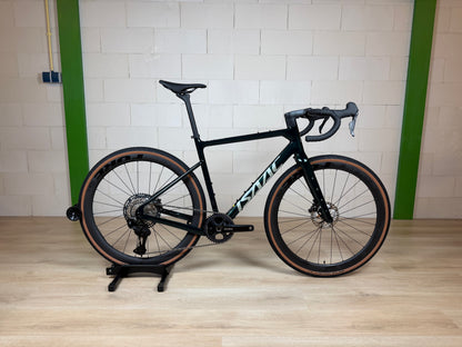 Isaac Torus fiets van Vélo Studio met moderne design en zwart frame, zichtbaar in de close-up foto.
