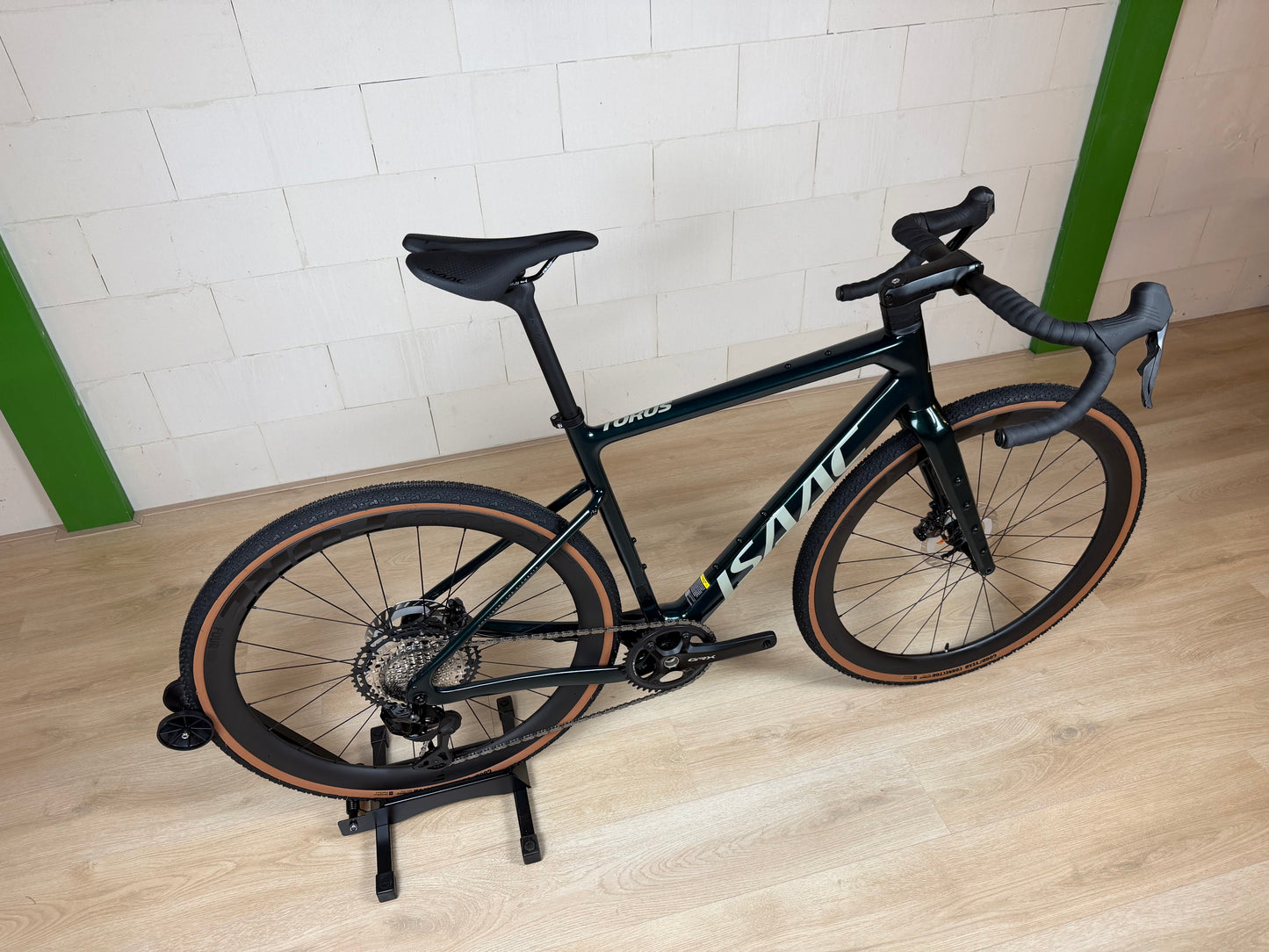 Isaac Torus van Vélo Studio, een moderne fietskar met gestroomlijnd ontwerp en stevige constructie, zichtbaar in de afbeelding.