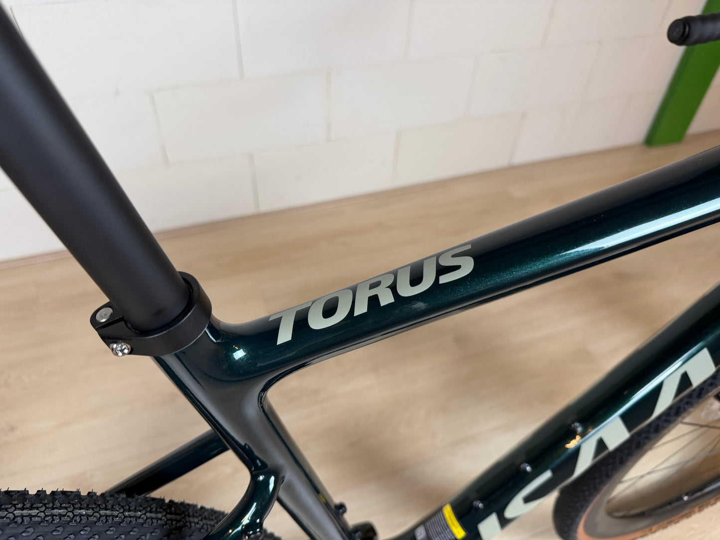 Isaac Torus fietsonderdeel van Vélo Studio, close-up van wit en zwart ontwerp met details en textuur.