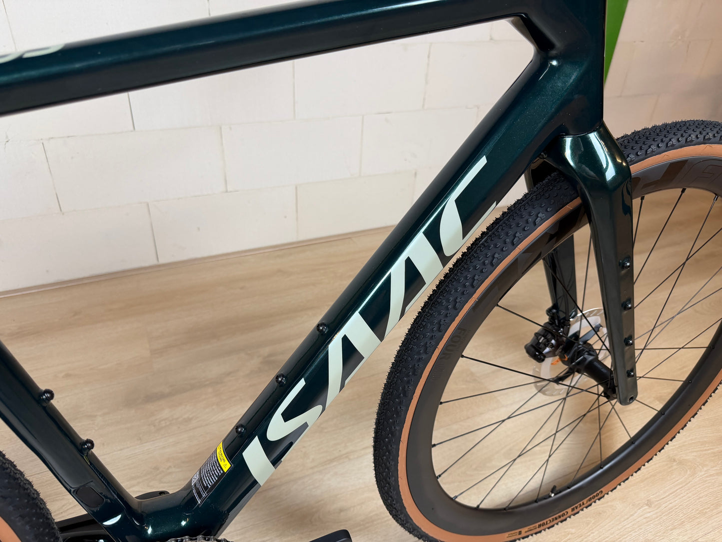 Isaac Torus van Vélo Studio, stijlvolle houten ontwerpstoel met ronde vorm en moderne uitstraling, zichtbaar op de afbeelding.