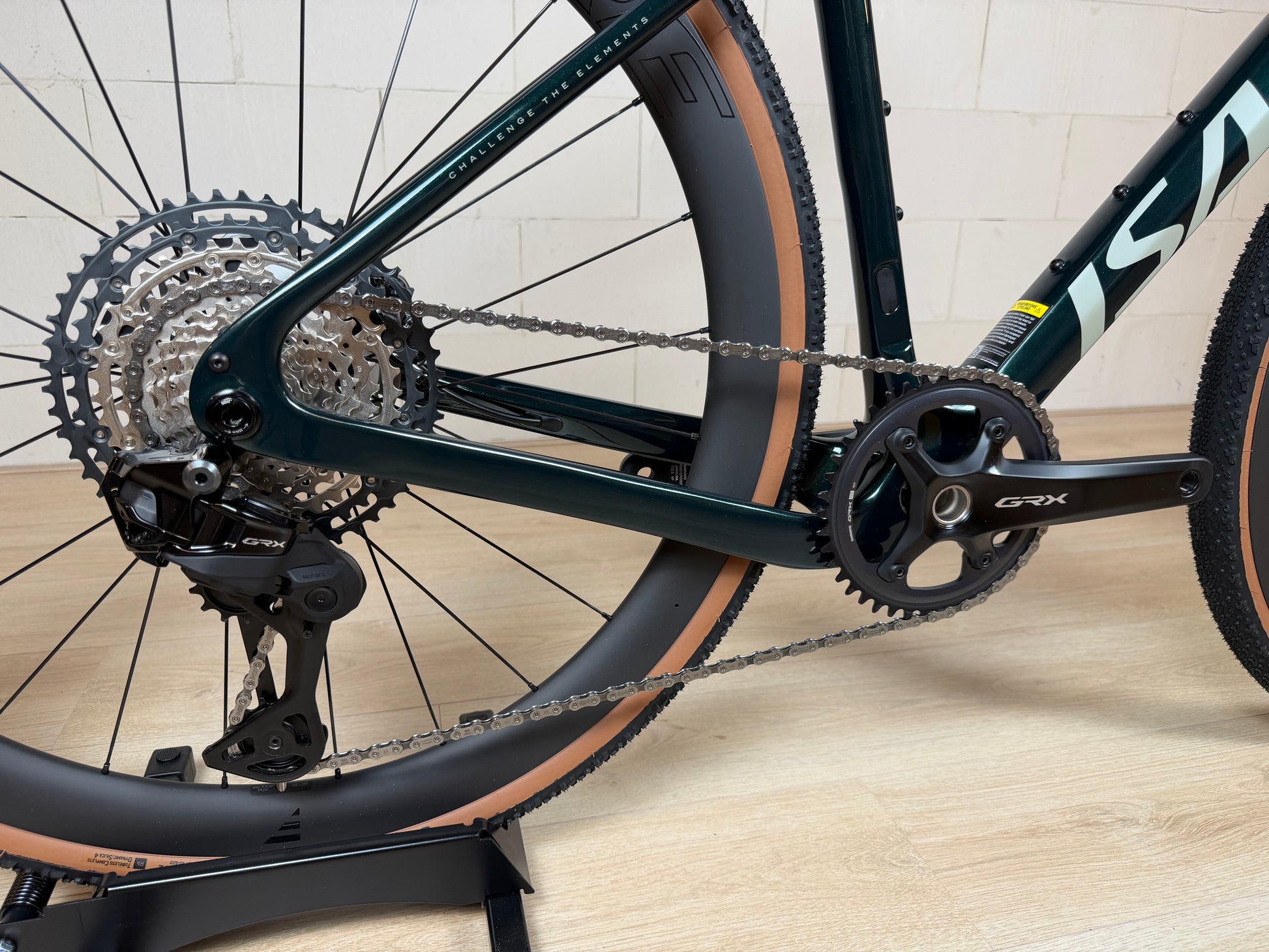 Isaac Torus fietswiel van Vélo Studio met zwart frame en moderne spaken voor comfortabele ritten