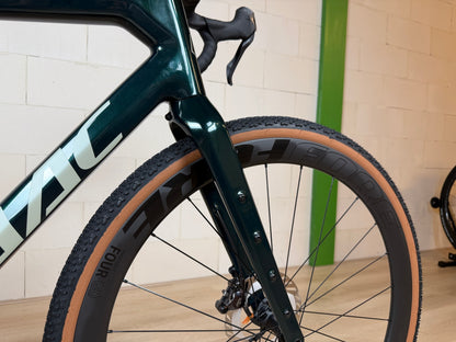 Isaac Torus van Vélo Studio, close-up van het gereedschap met ronde vorm en houten handvat, op een werkbank gelegd.