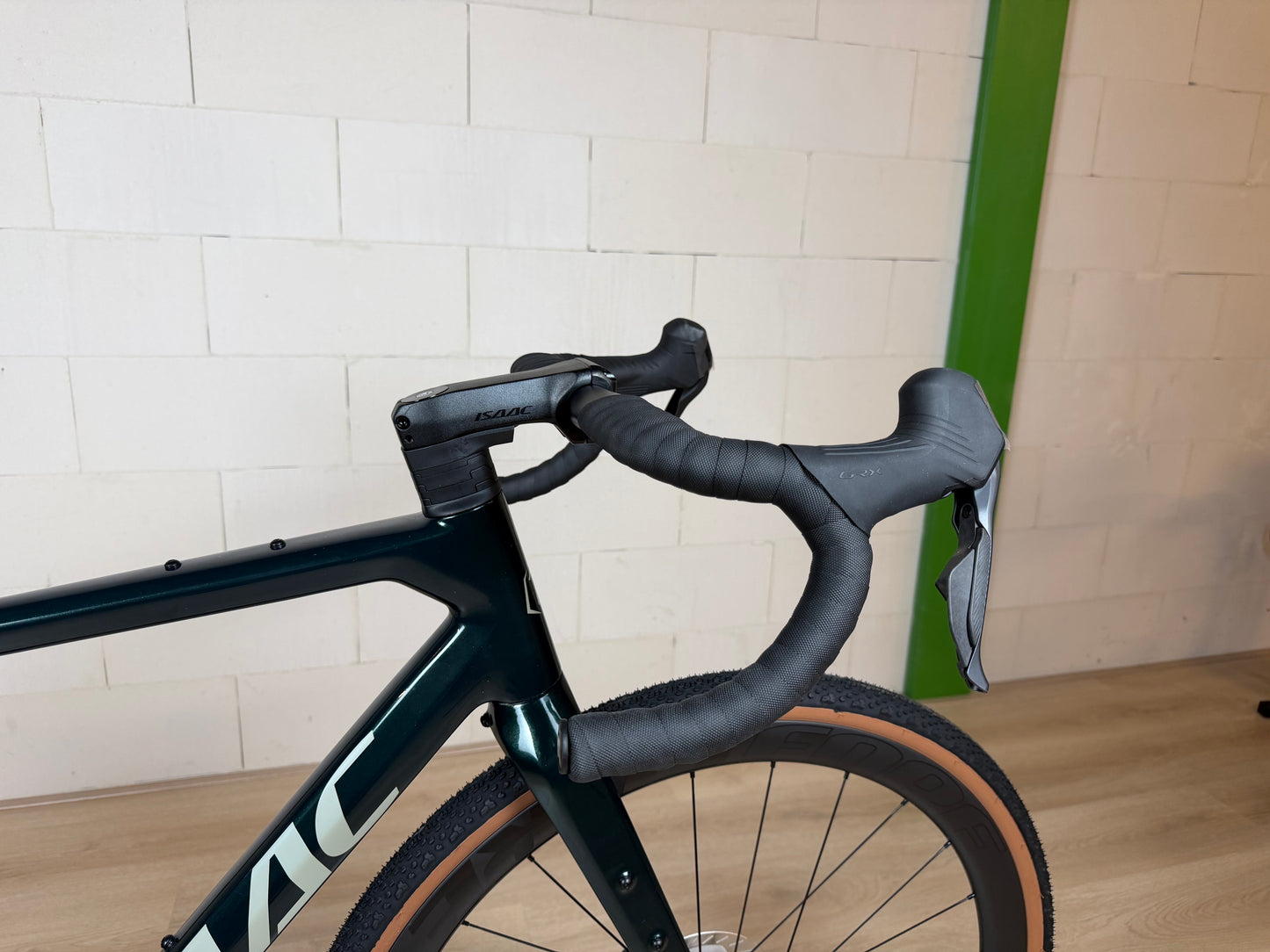 Isaac Torus van Vélo Studio, close-up van wit en zwart geometrisch ontwerp met ronde vormen en modern design.