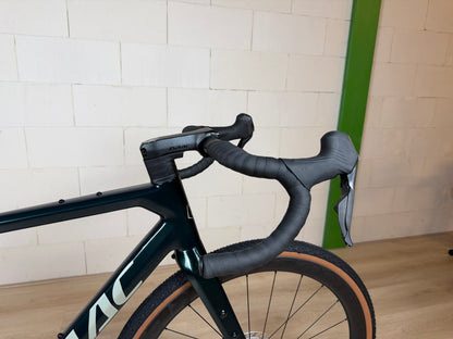 Isaac Torus van Vélo Studio, close-up van wit en zwart geometrisch ontwerp met ronde vormen en modern design.