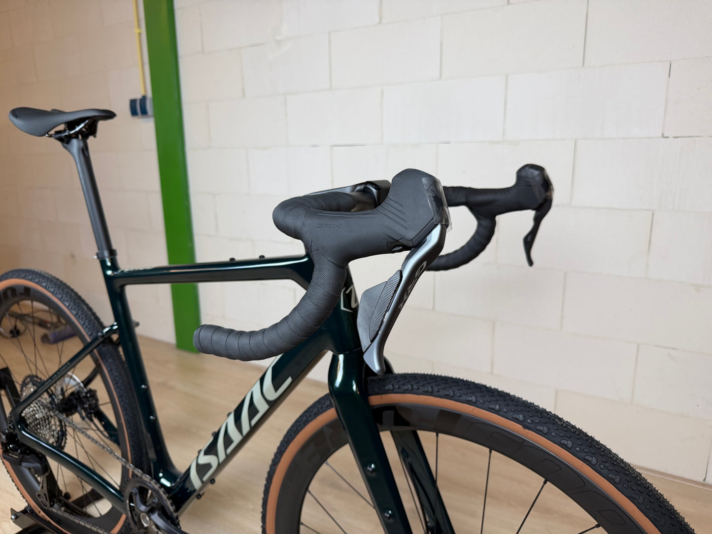Isaac Torus fietsslot van Vélo Studio, stevig en veilig met een strak ontwerp, zichtbaar in de afbeelding.