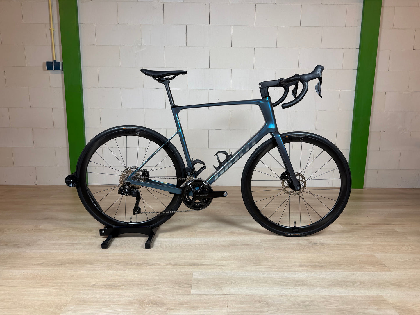 Giant Defy Advanced 0 racefiets van Vélo Studio, zilverkleurig met zwart frame en geavanceerde aerodynamische ontwerp.