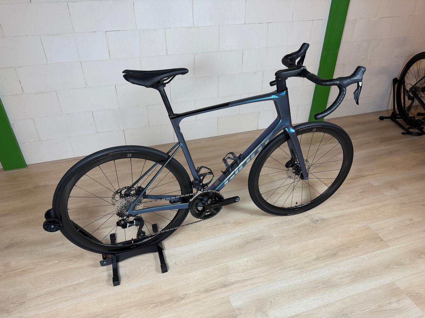 Giant Defy Advanced 0 racefiets met lichtgewicht frame en aerodynamisch ontwerp, zichtbaar op de foto.