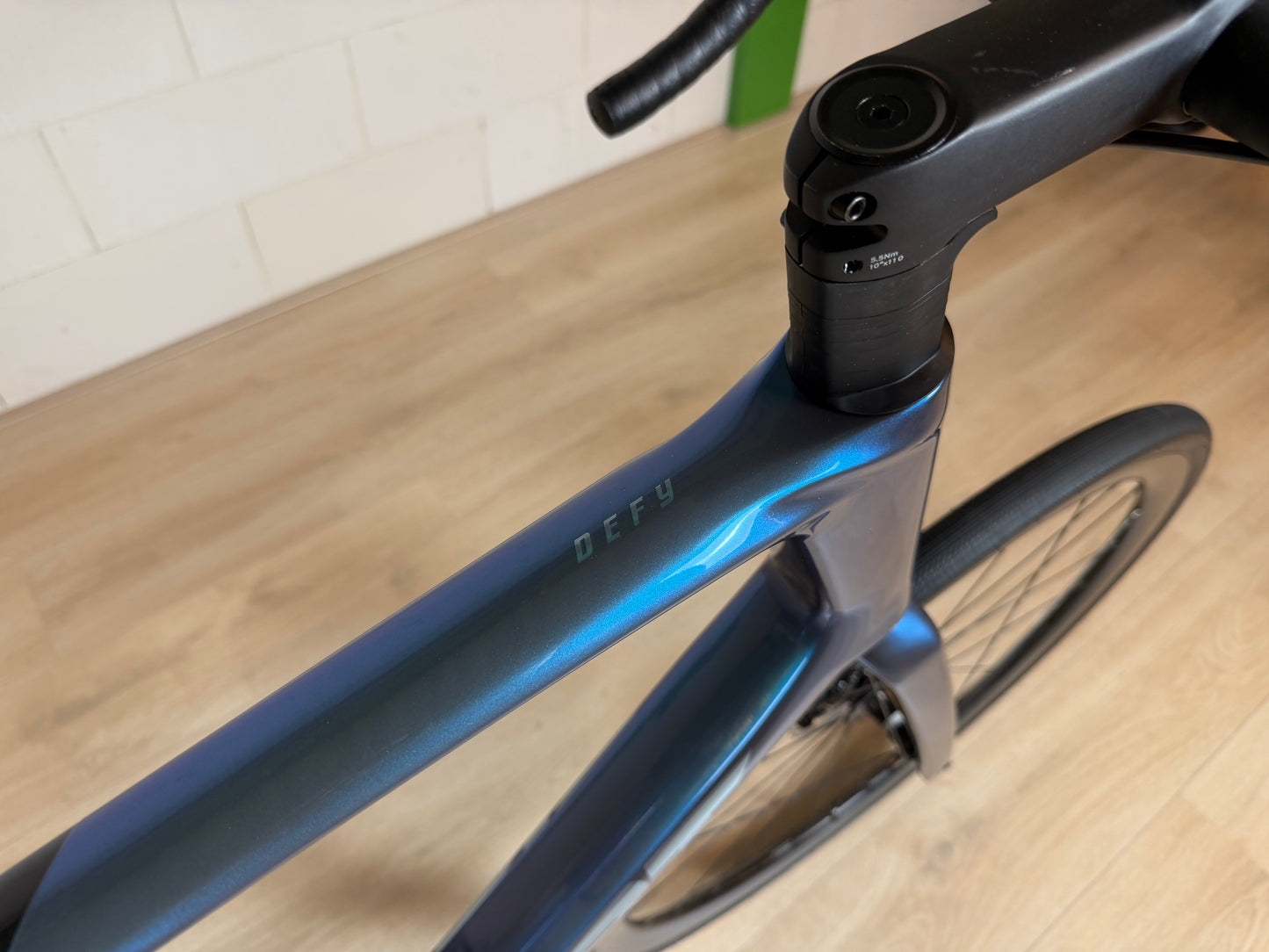 Giant Defy Advanced 0 racefiets met lichtgewicht frame, aerodynamisch ontwerp en geavanceerde components, voorzien van schijfremmen.