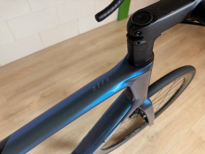 Giant Defy Advanced 0 racefiets met lichtgewicht frame, aerodynamisch ontwerp en geavanceerde components, voorzien van schijfremmen.