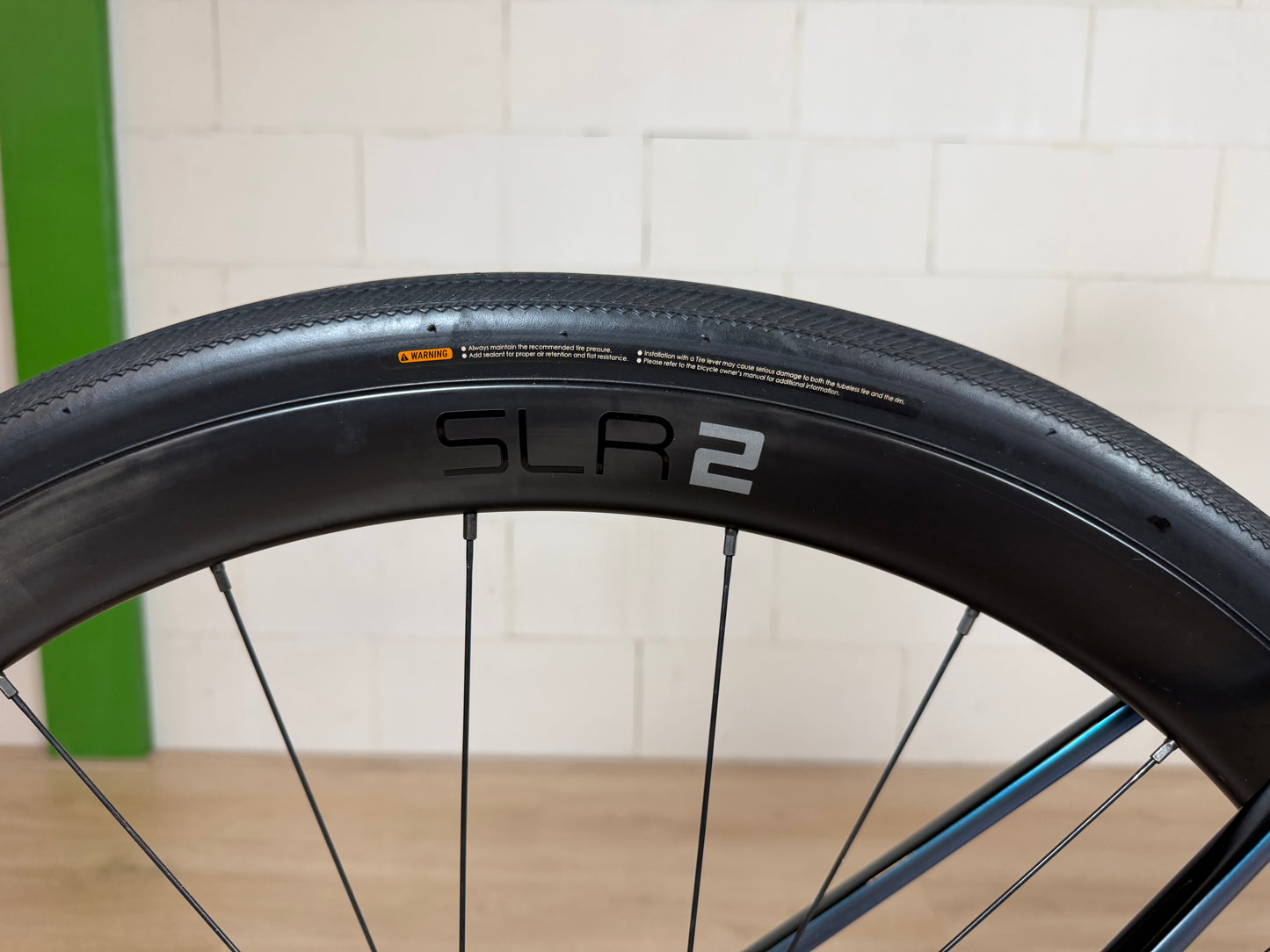 Giant Defy Advanced 0 racefiets van Vélo Studio, zwart met blauwe accenten, zichtbaar op de afbeelding.