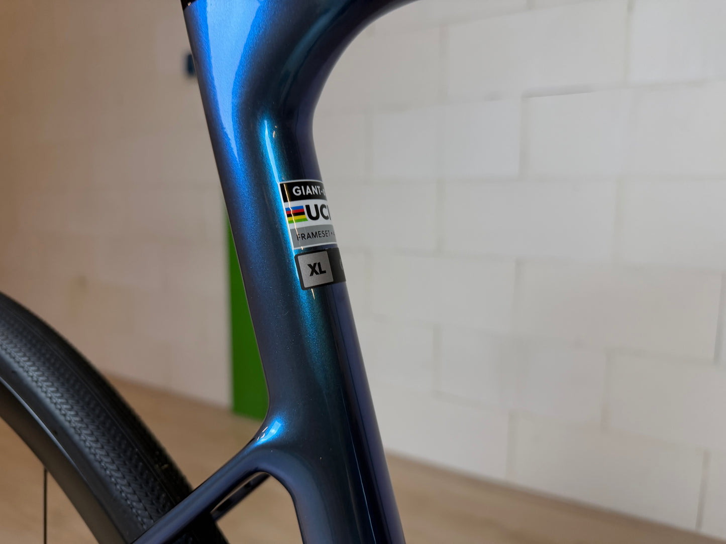Giant Defy Advanced 0 racefiets met lichtgewicht frame en aerodynamisch ontwerp, zichtbaar op de foto.