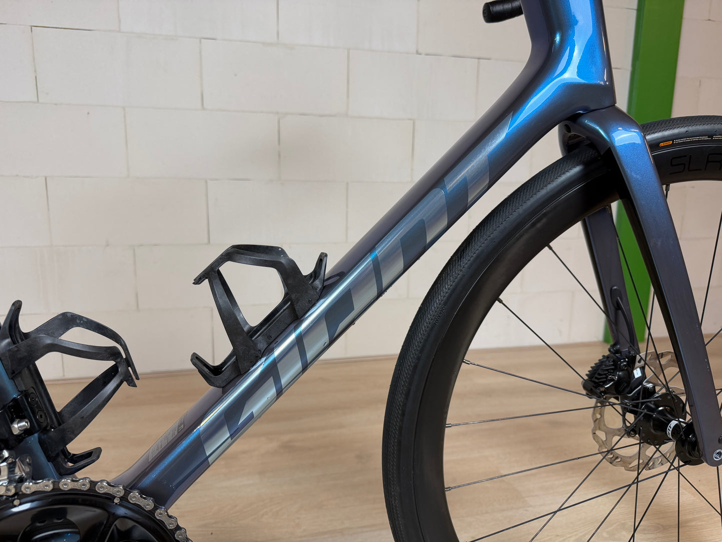Giant Defy Advanced 0 racefiets met aerodynamisch frame en lichte carbon wielen, geschikt voor lange ritten en snel fietsen.