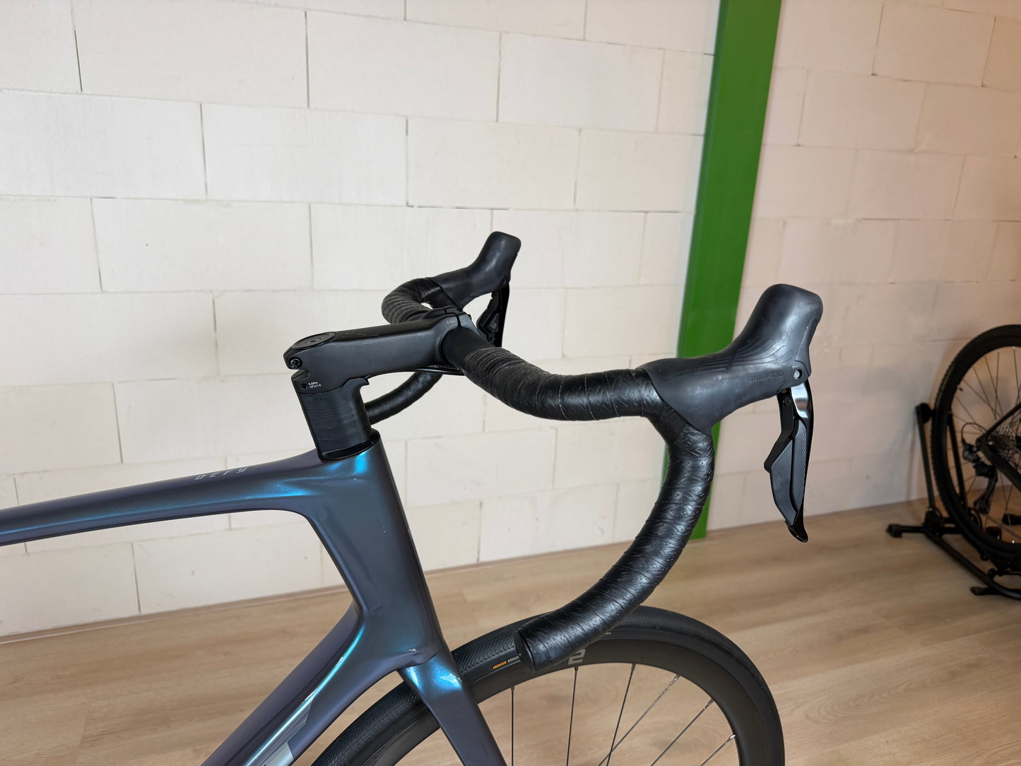 Giant Defy Advanced 0 racefiets met aerodynamisch frame en zwartgekleurd ontwerp, geschikt voor lange ritten en competitief gebruik.