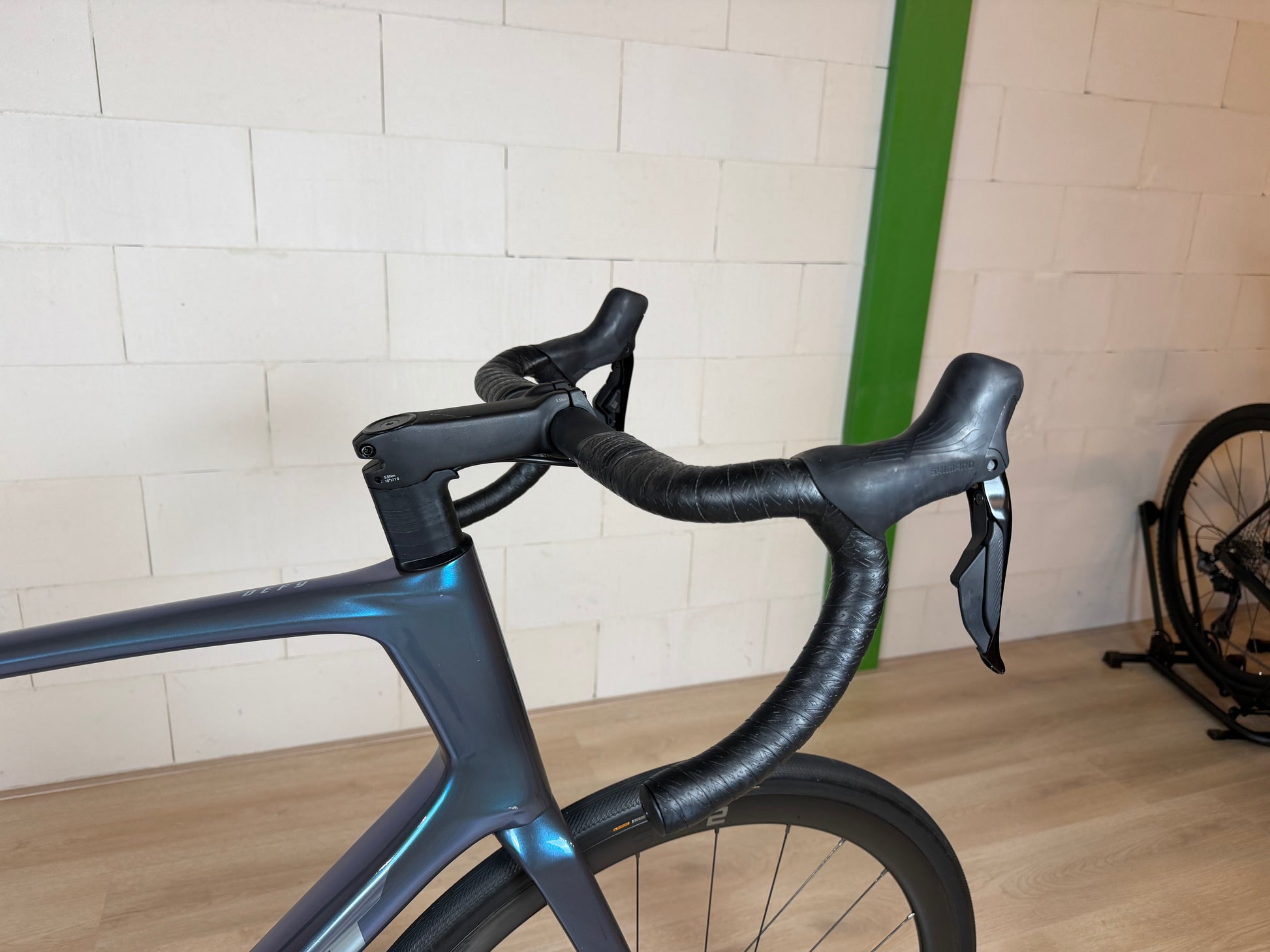Giant Defy Advanced 0 racefiets met aerodynamisch frame en zwartgekleurd ontwerp, geschikt voor lange ritten en competitief gebruik.