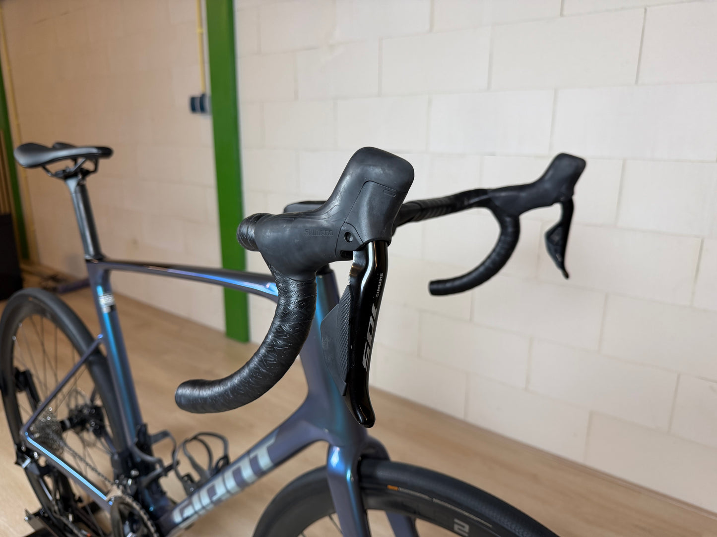 Giant Defy Advanced 0 racefiets in zwart en rood, liggende band en aerodynamisch frame, bij Vélo Studio.