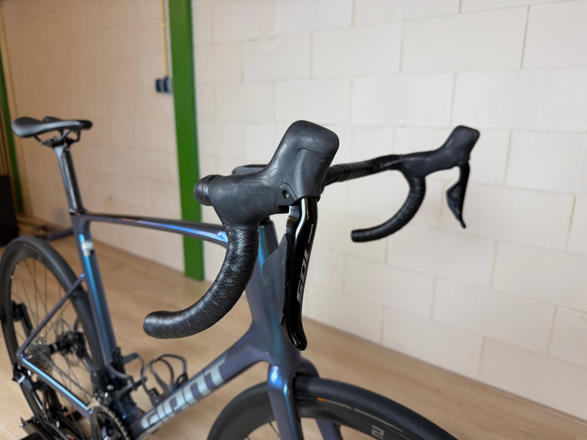 Giant Defy Advanced 0 racefiets in zwart en rood, liggende band en aerodynamisch frame, bij Vélo Studio.