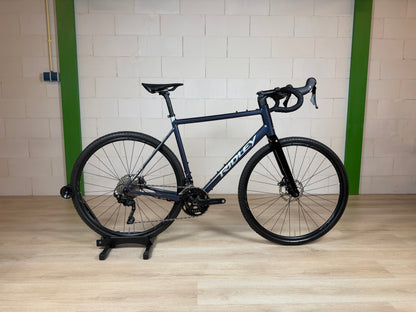 Ridley Grifn A racefiets van Vélo Studio, zwart met blauwe accenten, frame en racewielen zichtbaar op de foto.