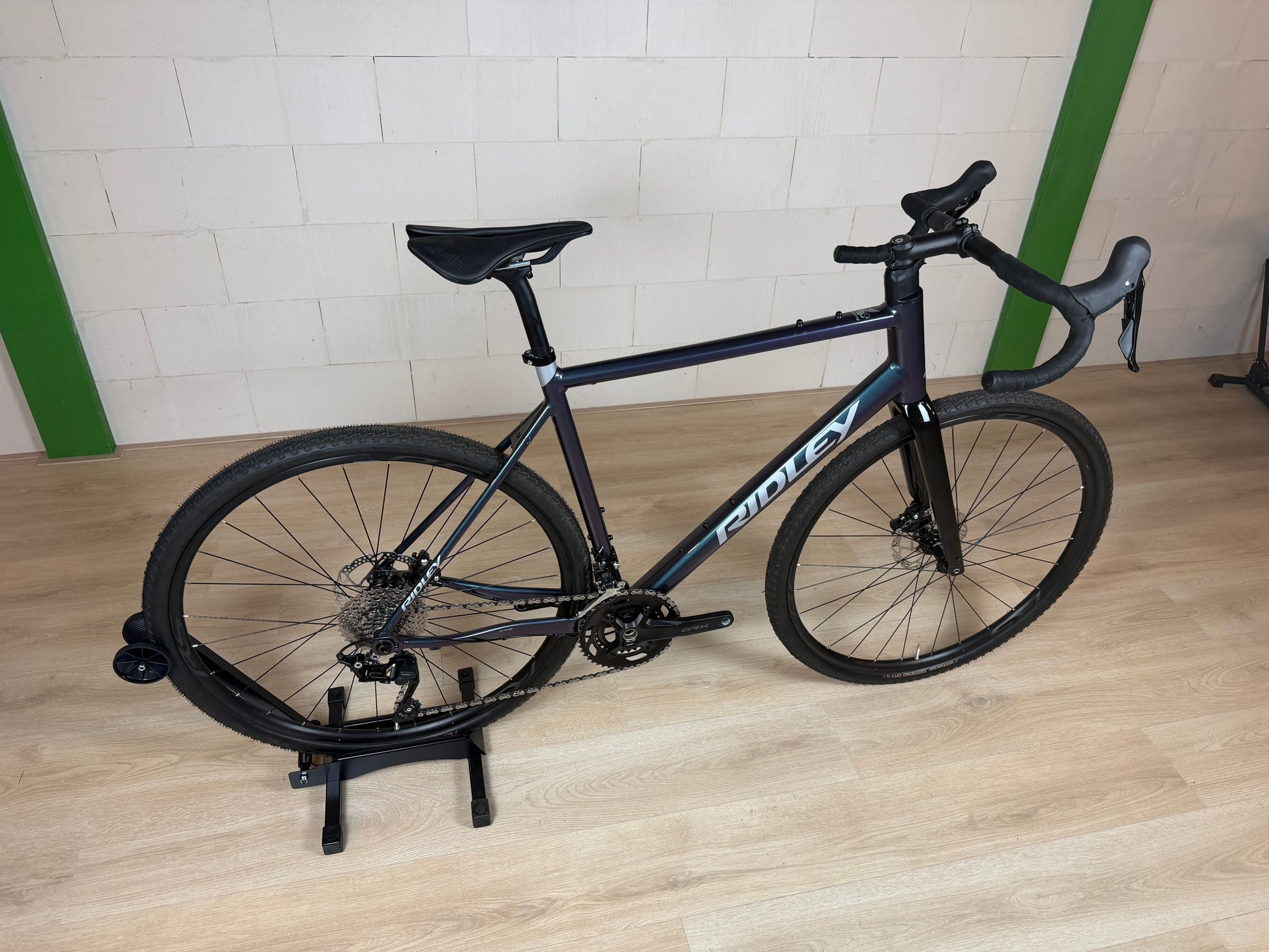 Zwart Ridley Grifn A racefiets van Vélo Studio met aerodynamisch frame en racewielen, klaar voor snelheid op het wegdek.