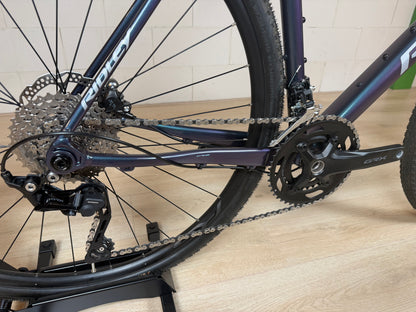 Vélo Studio Ridley Grifn A racefiets met zwarte frame en aerodynamische onderdelen, klaar voor snel wielrennen.