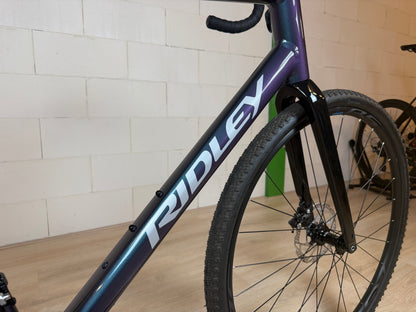 Vélo Studio Ridley Grifn A racefiets met zwart frame en geavanceerde carbon onderdelen, klaar voor snelle ritten.